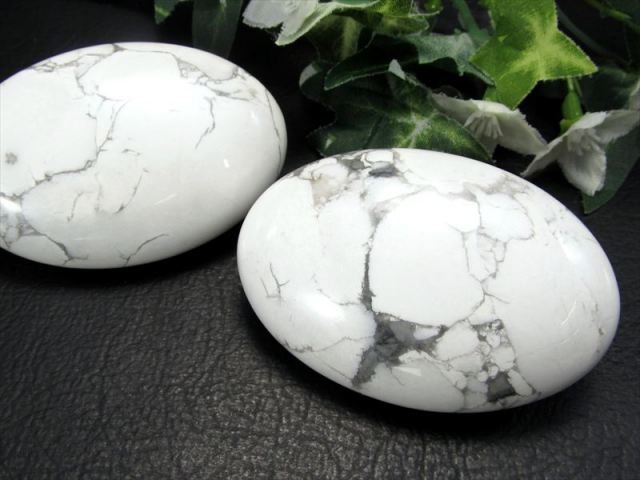 ハウライト パームストーン 重さ 約80g-85g前後 大きさ約6cm×4cm 菱苦土石 マッサージ用天然石 心身を清らかにする石 タンブル ブラジル産 パワーストーン