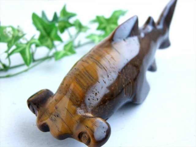 金運×金運 最強の組み合わせ シュモクザメ ハンマーヘッドシャーク タイガーアイ彫刻置物 最大長172mm タイガーアイ 金運、財運、繁栄、幸運を招く縁起物