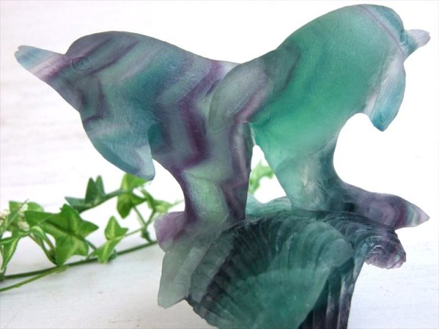 店頭展示中 虹の海を泳ぐ 永遠の絆 フローライト ツインドルフィン 彫刻置物 高さ約107mm 重さ約781g 透明極上のフローライトに波まで表現した彫刻 イルカ