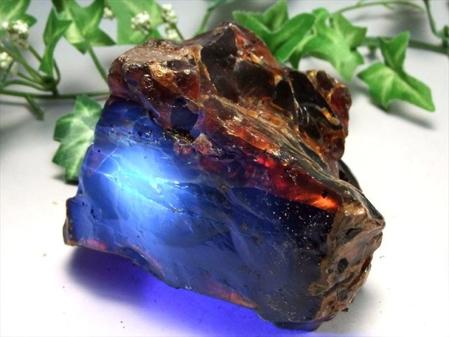 限定入荷 神秘のブルー発色 ブルーアンバー 原石 最大幅87mm 重さ約224.5g 琥珀 樹木由来の生命力 ブラックライトで変色 神秘のブルー スマトラ島産