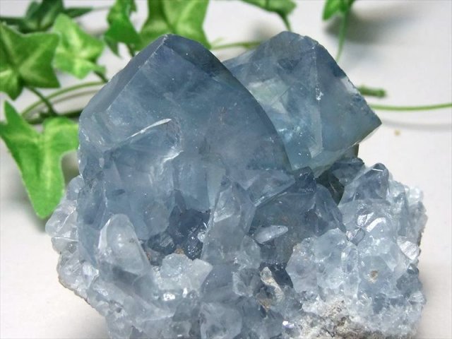 透明 5A セレスタイト 天青石 クラスター 原石 イス台座付 最大幅73mm 重さ329g 天使の石 強力な浄化効果とヒーリング能力 一点もの マダガスカル産