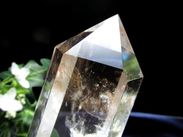 ライモナイト入り エンジェルラダー入り 水晶ポイント 六角柱 専用木製台座付 高さ152mm 重さ354g 純粋と浄化を象徴する万能パワーストーン 浄化