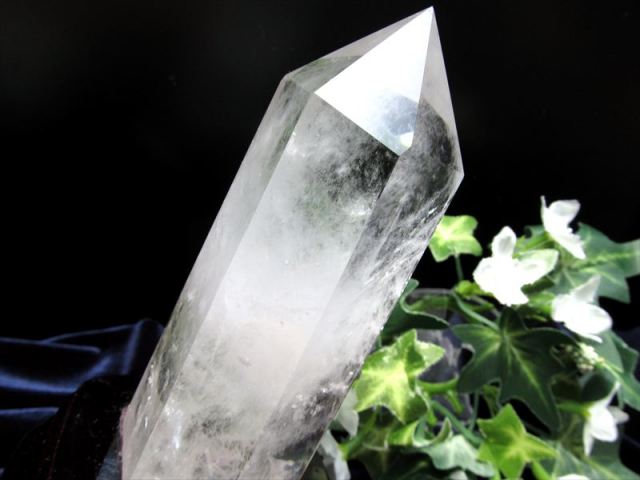 虹入り 透明水晶 ポイント 専用木製台座付 高さ143mm 重さ379g 純粋と浄化を象徴する万能パワーストーン 浄化 インテリア 一点もの ブラジル産