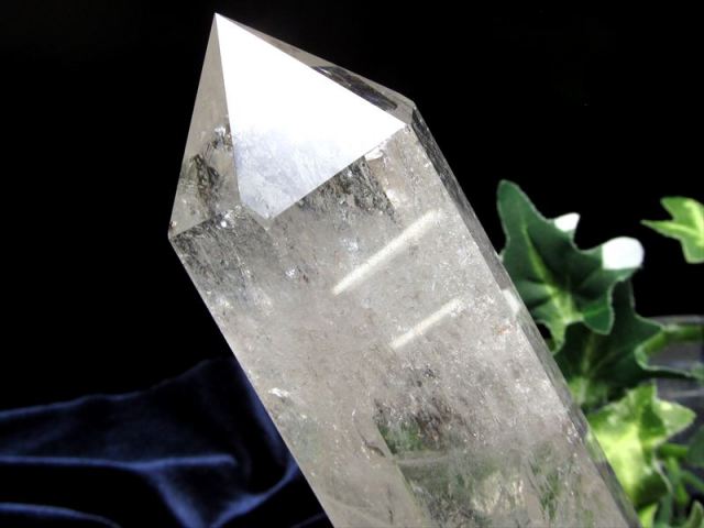 虹入り 透明水晶 ポイント 専用木製台座付 高さ150mm 重さ295g 純粋と浄化を象徴する万能パワーストーン 浄化 インテリア 一点もの ブラジル産