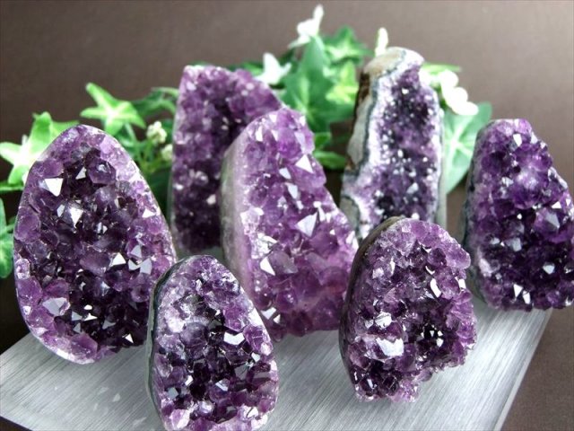 濃い紫 手の平サイズ 4A アメジスト 紫水晶 クラスター スタンドタイプ