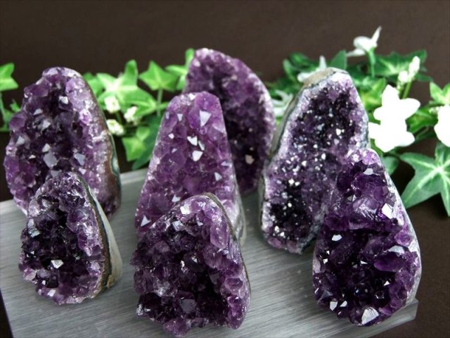 濃い紫 手の平サイズ 4A アメジスト 紫水晶 クラスター スタンドタイプ