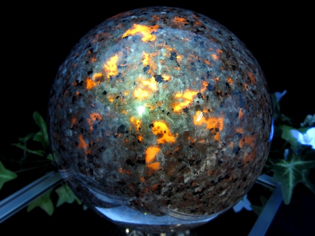 大珠 UVライトで蛍光 ユーパーライト 丸玉 直径121mm 重さ2440g ブラックライトでオレンジ色に蛍光 悪いものから身を守ってくれる石 一点物