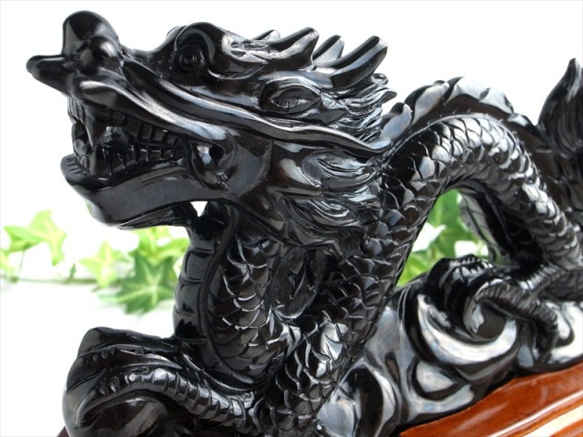 漆黒の龍が目覚める 最強の守護神 オブシディアン 黒曜石 黒龍 彫刻 置物 木製台座付 最大幅約187mm オブシディアンが放つ 千年の魔除けの力