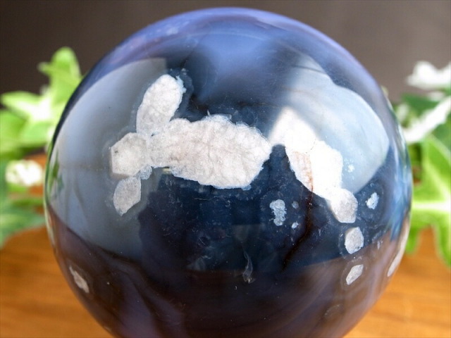 夜桜を思わせる花模様 ブルー桜瑪瑙 丸玉 置物 台座付 直径57.5mm 重さ