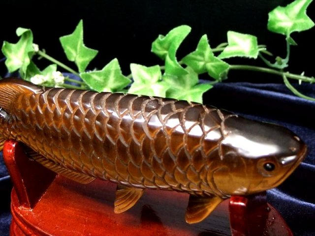 美しいゴールドのシラー アロワナ タイガーアイ 置物 台座付き 幅約