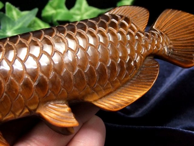 美しいゴールドのシラー アロワナ タイガーアイ 置物 台座付き 幅約