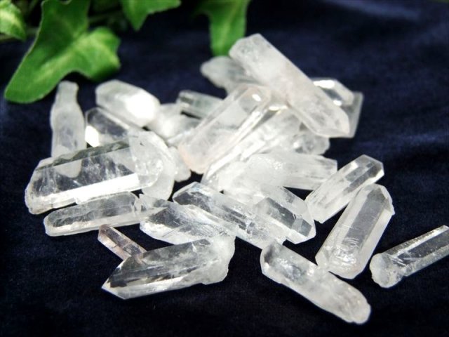天然クリスタルポイント 詰め合わせ 200グラム入り 透明 激安 水晶結晶