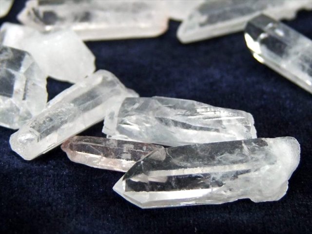 天然クリスタルポイント 詰め合わせ 200グラム入り 透明 激安 水晶結晶