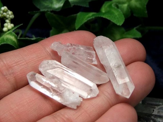 天然クリスタルポイント 詰め合わせ 200グラム入り 透明 激安 水晶結晶
