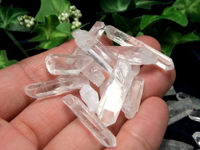 大！水晶　天然クリスタル　ポイント 天然クリスタルポイント 詰め合わせ 200グラム入り 透明 激安 水晶結晶