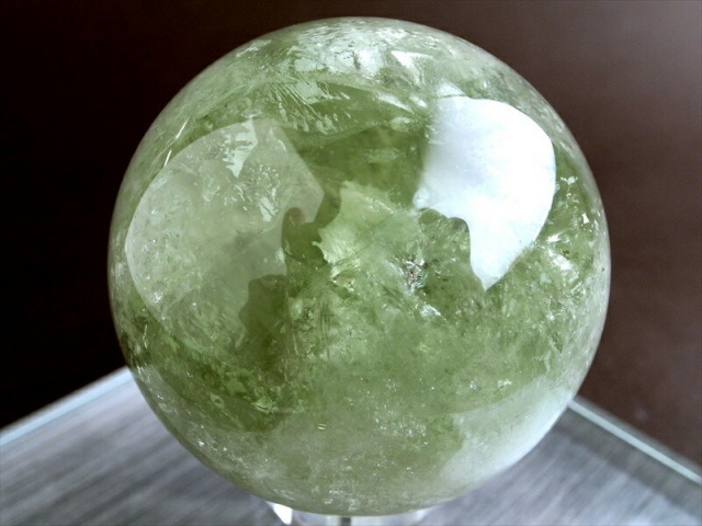 虹入り 希少な緑水晶 プラシオライト 緑水晶 丸玉 直径60mm 重さ296g 透明グリーンアメジスト 癒し・ストレス緩和の石 ブラジル産 パワーストーン 天然石