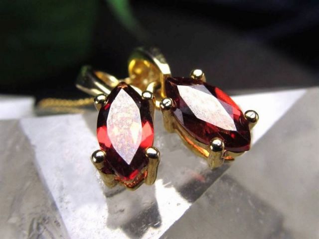 アルマンダインガーネット マーキスカット ペンダントトップ ゴールドカラー 石サイズ縦約8mm×4mm 1個売り 努力を実らせ成功へ導く石