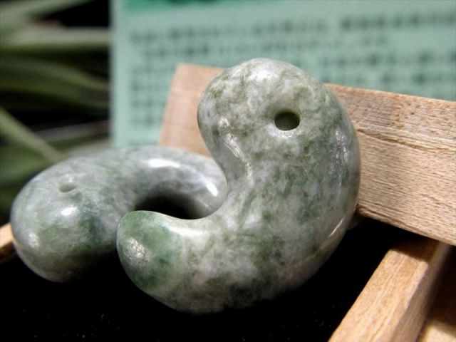 世界最古の翡翠 糸魚川翡翠 翡翠 硬玉 勾玉 縦約19mm-21mm×横約13mm-15mm 1個売り 日本の国石 翡翠 5月の誕生石 魔除けや厄除け&幸運のお守り 証明書付