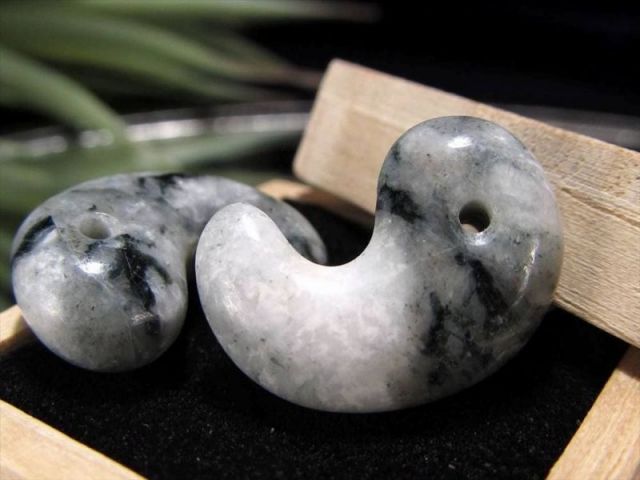 世界最古の翡翠 糸魚川翡翠 墨色マーブル 翡翠 硬玉 勾玉 縦約19mm-21mm×横約13mm-15mm 1個売り 日本の国石 翡翠 5月の誕生石 魔除けや厄除け&幸運のお守り