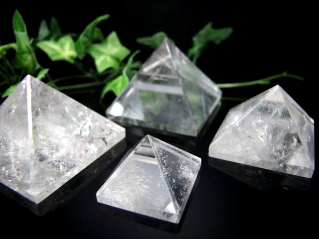 天然水晶 ピラミッド 置物 15g-20g 1個売り 天然クリスタル ナチュラルなクリア感 パワーを感じる結晶 パワフルなピラミッドパワー ブラジル産