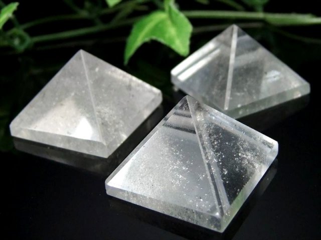 天然水晶 ピラミッド 置物 30g-40g 1個売り 天然クリスタル ナチュラル