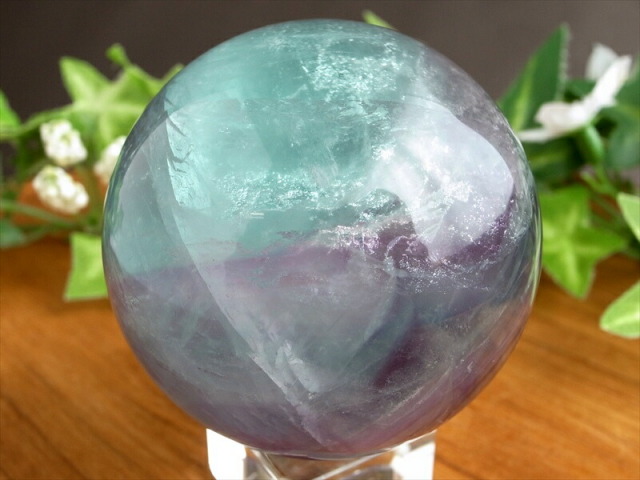グラデーションが美しい レインボー フローライト 丸玉 台座付 直径 50mm 重さ 230g パープルフローライト 天才の石 つやつや光沢 一点物 蛍石 アメリカ産