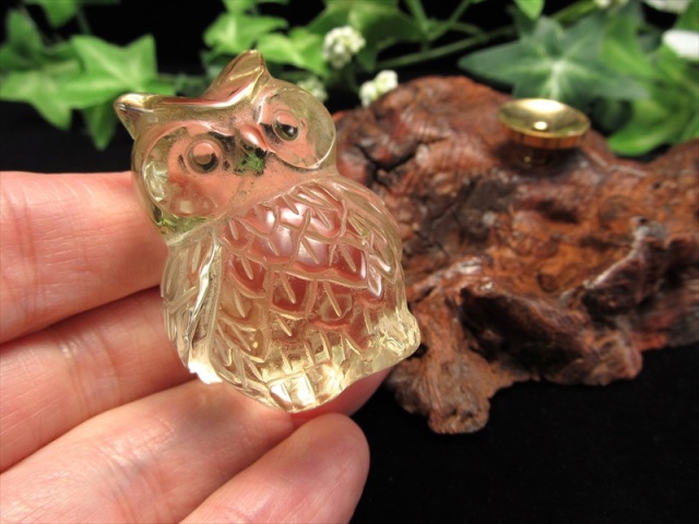 高品質 シトリン フクロウ彫り 止まり木 流木台座 付き 高さ41mm 重さ