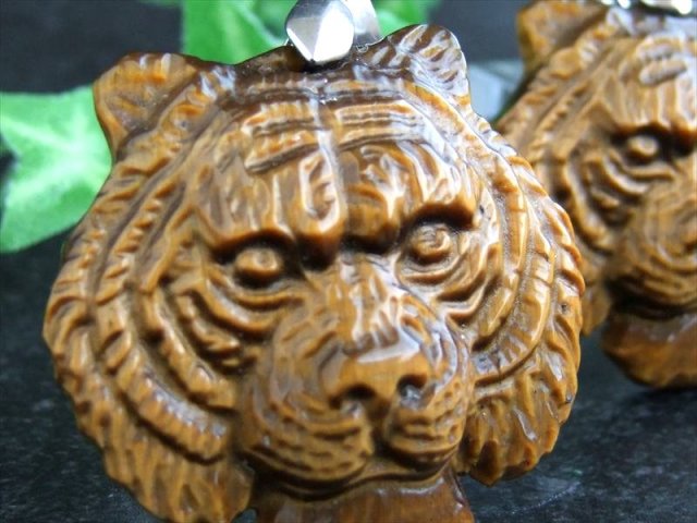 大迫力 タイガーアイ 虎彫り ペンダントトップ 石サイズ幅約35mm-45mm