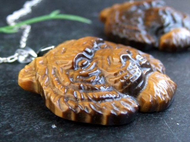 大迫力 タイガーアイ 虎彫り ペンダントトップ 石サイズ幅約35mm-45mm