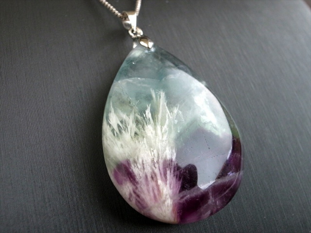 まるで美しい天使の羽 エンジェルフェザー イン フローライト 石花蛍石 ペンダントトップ 最大幅 約40mm 重さ 18.5g 唯一無二の神秘的模様