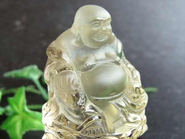 極上彫刻置物 シトリン 布袋尊 彫刻置物 木製台座付き 高さ約92mm 重さ149g 七福神で有名な布袋様 インテリアや贈り物に 富をもたらす商売繁盛の石 黄水晶