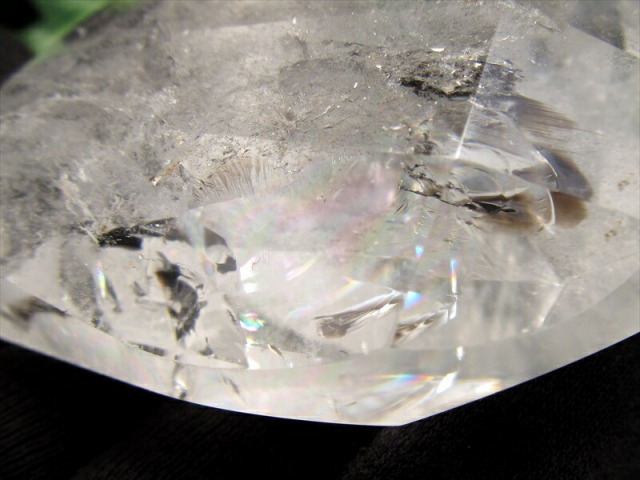 虹入り ビッグサイズのカットハート 天然水晶 巨大ハートファセット