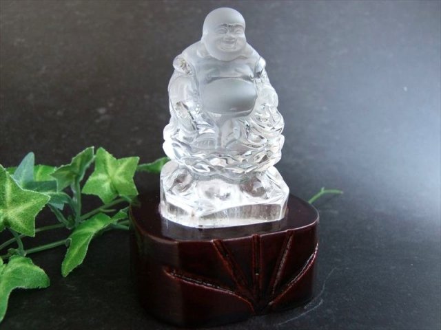 極上彫刻置物 天然水晶 布袋尊 彫刻置物 木製台座付き 高さ約87mm 重さ