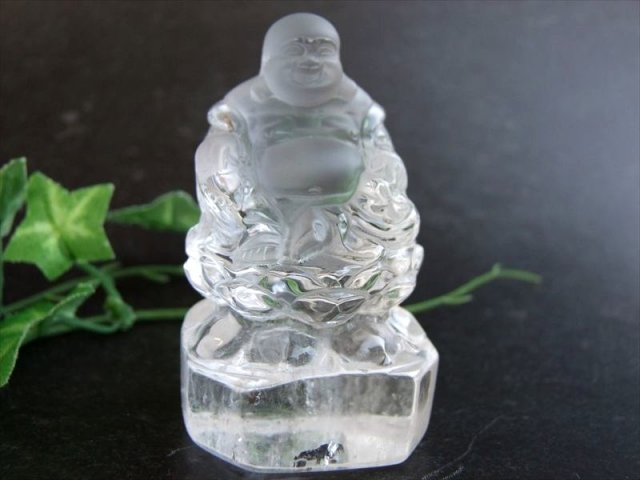 極上彫刻置物 天然水晶 布袋尊 彫刻置物 木製台座付き 高さ約87mm 重さ187g 七福神で有名な布袋様 インテリアや贈り物に すべての浄化と純粋さを象徴する石