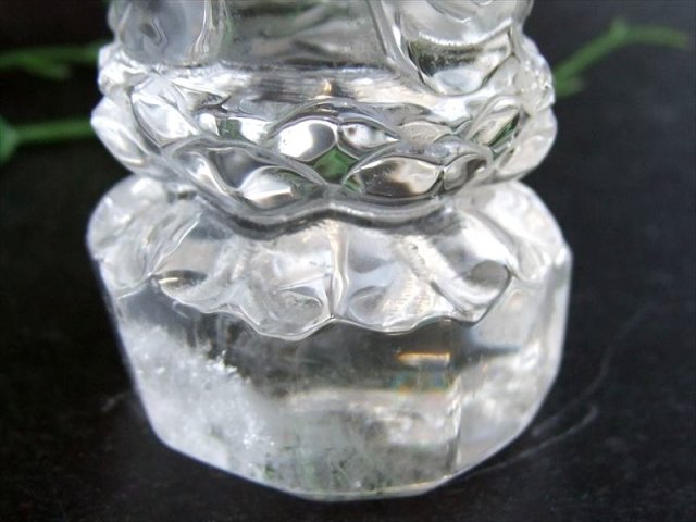 極上彫刻置物 天然水晶 布袋尊 彫刻置物 木製台座付き 高さ約87mm 重さ