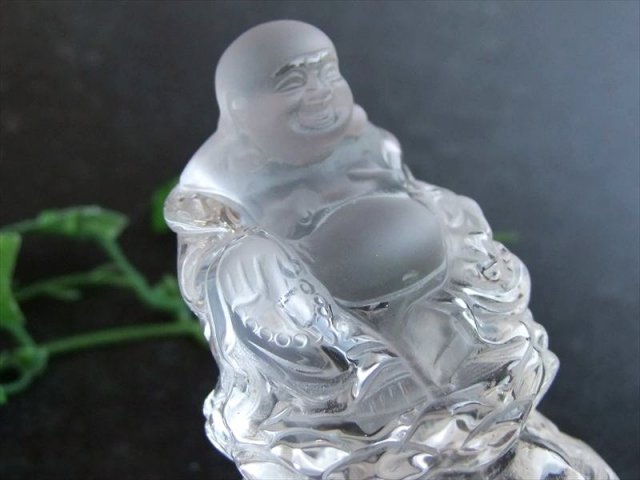 極上彫刻置物 天然水晶 布袋尊 彫刻置物 木製台座付き 高さ約87mm 重さ