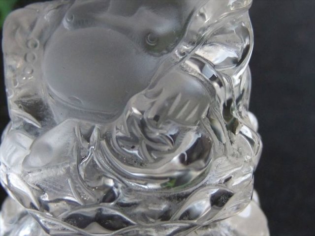 極上彫刻置物 天然水晶 布袋尊 彫刻置物 木製台座付き 高さ約87mm 重さ