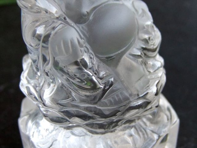 極上彫刻置物 天然水晶 布袋尊 彫刻置物 木製台座付き 高さ約87mm 重さ