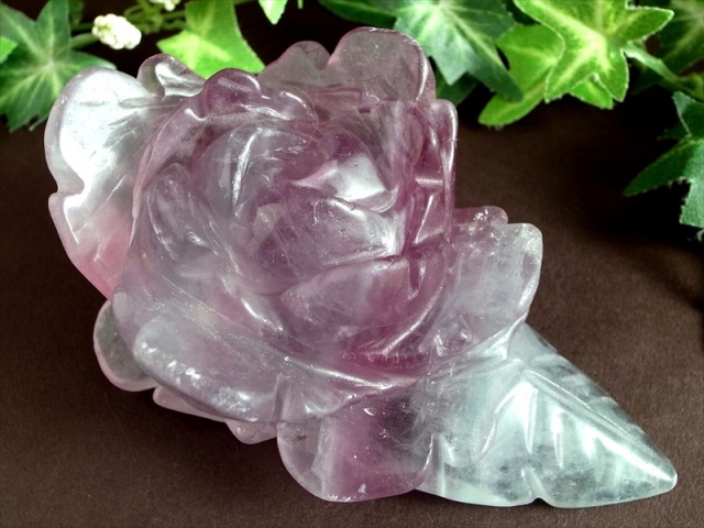 昼は可憐な薔薇 夜は神秘の光の花 蛍光フローライト 薔薇 彫刻置物 高さ約108mm 重さ約398g 蛍光フローライトが咲かせる 二つの顔を持つ奇跡の薔薇 1点物