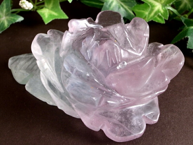 昼は可憐な薔薇 夜は神秘の光の花 蛍光フローライト 薔薇 彫刻置物 高さ約112mm 重さ約351g 蛍光フローライトが咲かせる 二つの顔を持つ奇跡の薔薇 1点物