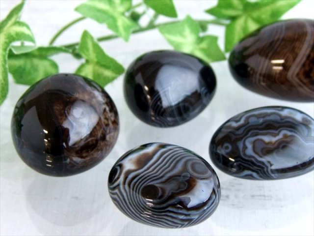 ブラックサードオニキス 黒縞瑪瑙 タンブル 詰め合わせ 一袋100g 約4-6個入り 自然の織り成すコントラスト 魔除け・厄除け ブラジル産 パワーストーン 天然石