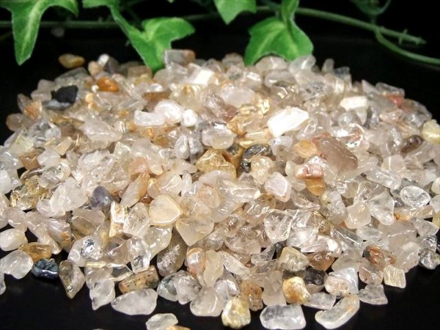 先着100kg分 たっぷり1kg ゴールドルチル 針入り 水晶さざれ 粒サイズの約4mm-10mm 1kg 金運 勝負運 限定 ルチルクォーツサザレ ブラジル産 レジン用 さざれ