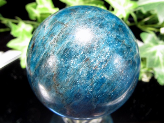 絆を強める青い天然石 ブルーアパタイト 丸玉 台座付き 直径約55mm 重さ282g 深みのある魅惑のブルー まるで流星群の様な煌めき 燐灰石 スフィア 一点物