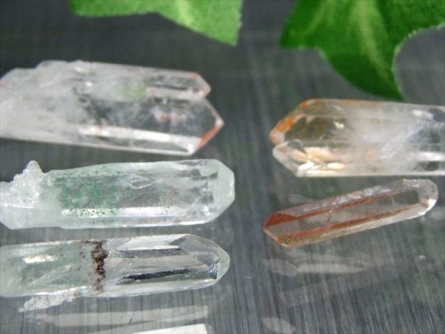 【水晶クリスタル】霊力込めてあまりす。開運効果すごい！ 天然クリスタルポイント 詰め合わせ 200グラム入り 透明 激安 水晶結晶