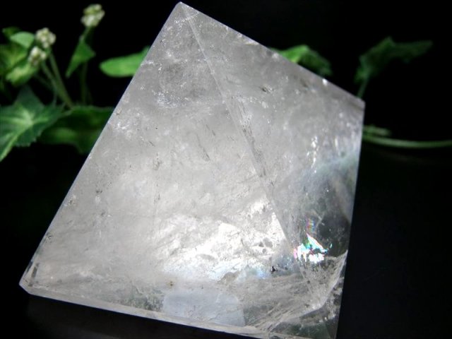 虹入り 天然水晶 ピラミッド置物 底辺幅 約76mm 重さ362g 大人気スピリチュアルグッズ ピラミッドパワー 一点もの ブラジル産 パワーストーン 天然石