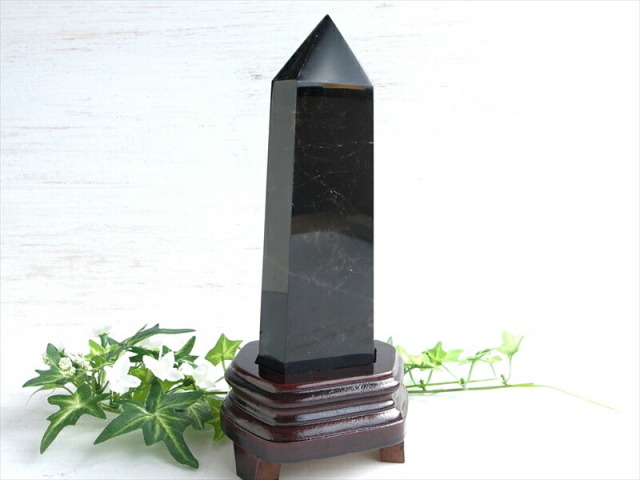 黒水晶 モリオン ポイント 木製専用台座付 重さ1137g 高さ約23cm 強力な邪気払い 浄化の黒い水晶 モリオン ポイント置物 チベット産 ok- パワーストーン
