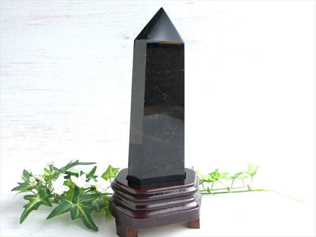 店頭展示中 現品 1点もの 黒水晶 モリオン ポイント 木製専用台座付 重さ1137g 高さ約23cm 強力な邪気払い 浄化の黒い水晶 モリオン ポイント 六角柱 置物