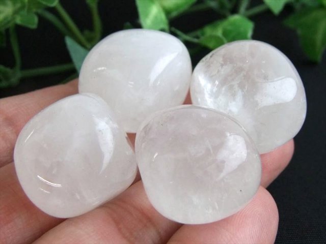 大特価 天然水晶 磨き タンブル 200gセット 1袋約13-16個入り 純粋と浄化を象徴する万能パワーストーン お守り・ペンダントの作成・瞑想にも 握り石