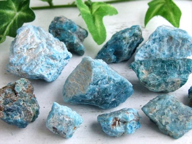 天然 ラフ原石 ブルーアパタイト 原石 詰め合わせ 一袋100g 約10個前後入り 不安の解消に 浄化用 ナチュラルそのまま インテリアに 燐灰石 ブラジル産