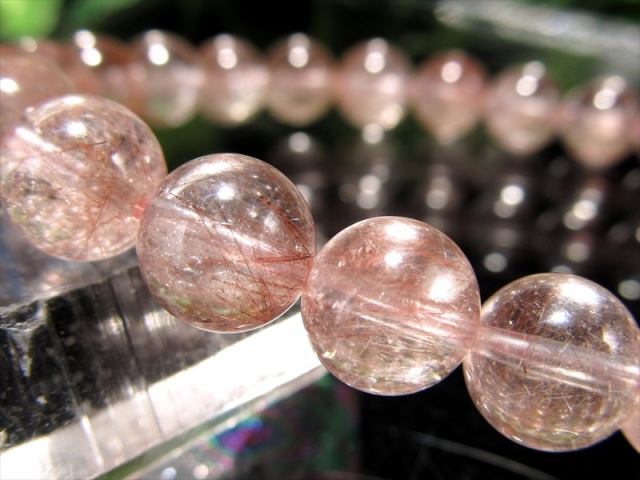 ふんわり優しいピンクカラー ピンク ラビットファー クォーツ サゲニティック クォーツ ブレスレット 7.5mm-8mm×24珠 内に眠る才能を開花させる石 一点物